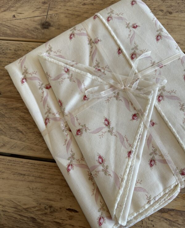 Ribbons and Roses 132 x 178cm Cotton Tablecloth and Napkin