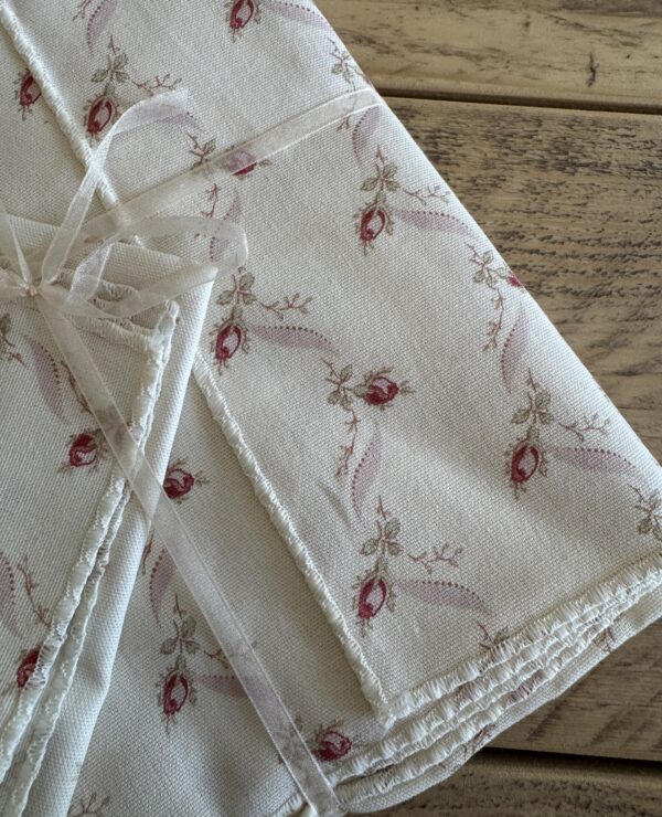 Ribbons and Roses 132 x 178cm Cotton Tablecloth and Napkin